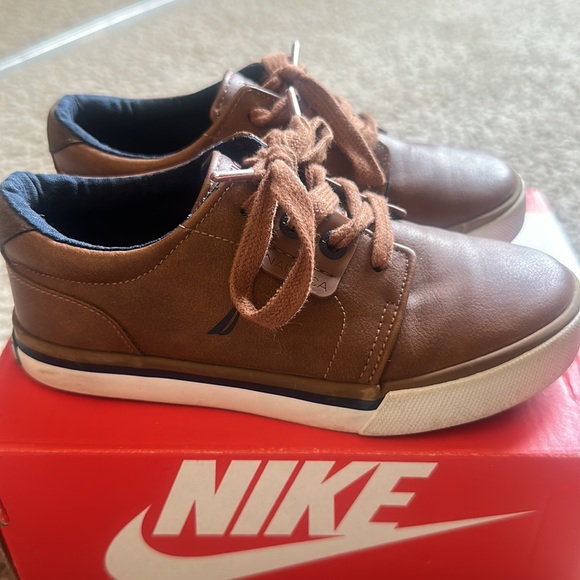 Kids Nautica Brown Dress Shoes with Smooth Leather Finish - Picture 2 of 5